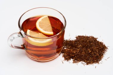 Bir fincan Güney Afrika Rooibos çayına yakın çekim, uzun kesilmiş, beyaz arka planda izole edilmiş.