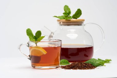 Bir fincan Güney Afrika Rooibos çayına yakın çekim, uzun kesilmiş, beyaz arka planda izole edilmiş.