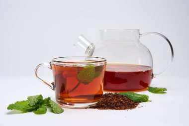 Bir fincan Güney Afrika Rooibos çayı, uzun kesilmiş, beyaz arka planda izole edilmiş.