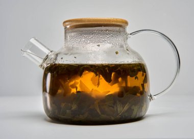 Japon Sencha çayının beyaz arka planda izole edilmiş hali.