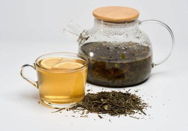 Japon Sencha çayının beyaz arka planda izole edilmiş hali.