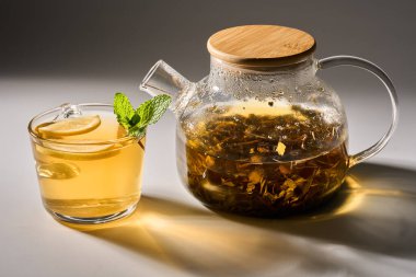 Japon Sencha çayına yakın çekim. Sabahın ilk ışıklarıyla camdan görülüyor.