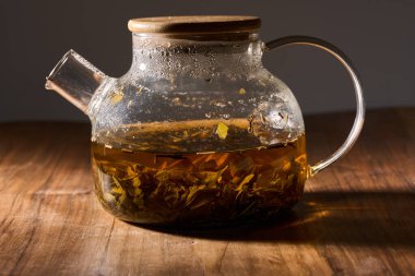 Japon Sencha çayına yakın çekim. Sabahın ilk ışıklarıyla camdan görülüyor.