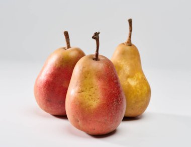 Olgun armutlar beyaz arka planda izole edilmiş, stüdyo çekimi