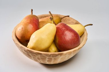 Beyaz arka planda izole edilmiş armutların yakın çekimi, stüdyo çekimi