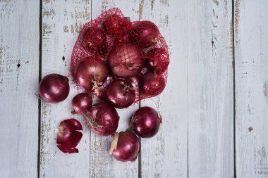 Köy tahtasında kırmızı soğan yığını, yakın plan. 