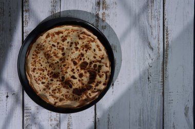 Tahta bir tabakta taze krep, servis edilmeye hazır.