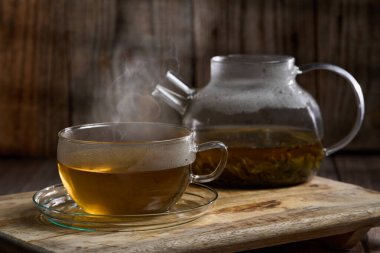 Japon Sencha çayı, içinde çaydanlık olan cam bardakta, yakın plan.