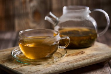 Japon Sencha çayı, içinde çaydanlık olan cam bardakta, yakın plan.