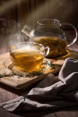 Japon Sencha çayı, içinde çaydanlık olan cam bardakta, yakın plan.