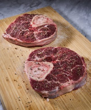 Baharatlı çiğ sığır budu pişirmeye hazır, orijinal İtalyan tarifi.