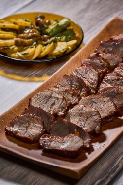 Kızarmış domuz fileto, tahtanın üstünde yanaklar.