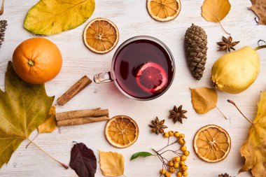 Köy ahşap tahtasında bir bardak sıcak şarap ile baharatlar. 