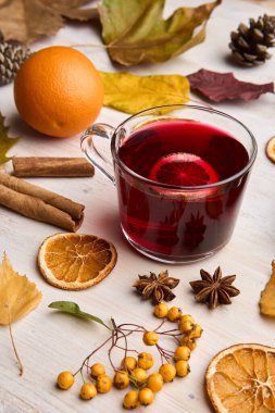 Kırmızı şarap, kır panosunda, çiçekli ve meyveli.