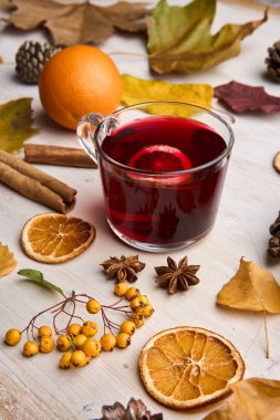 Kırmızı şarap, kır panosunda, çiçekli ve meyveli.