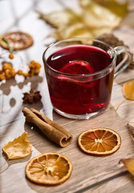 Ahşap tahtada doğal dekorlu bir bardak şarap.