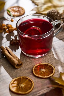 Ahşap tahtada doğal dekorlu bir bardak şarap.