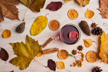 Kırsal ahşap tahtada doğal dekorlu sıcak şarap manzarası.