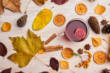 Kırsal ahşap tahtada doğal dekorlu sıcak şarap manzarası.