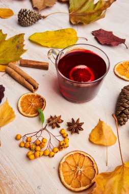 Kırmızı şarap, kır panosunda, çiçekli ve meyveli.