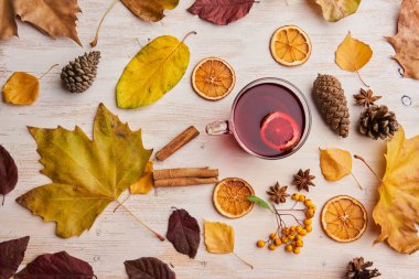 Kırsal ahşap tahtada doğal dekorlu sıcak şarap manzarası.