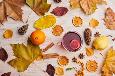 Kırsal ahşap tahtada doğal dekorlu sıcak şarap manzarası.