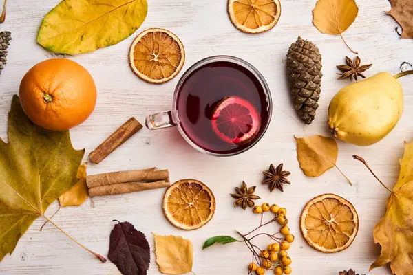 Köy ahşap tahtasında bir bardak sıcak şarap ile baharatlar. 