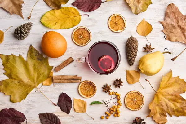 Kırmızı şarap, kır panosunda, çiçekli ve meyveli.