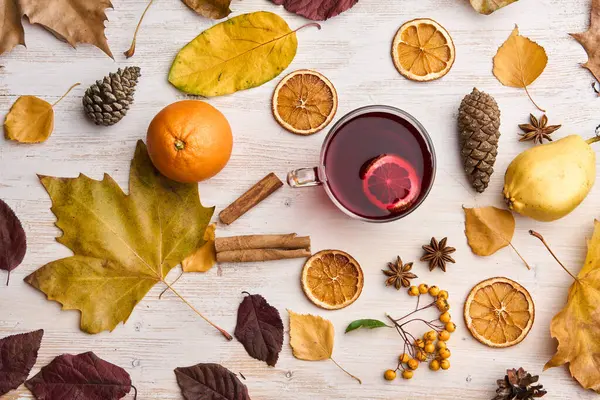 Kırsal ahşap tahtada doğal dekorlu sıcak şarap manzarası.