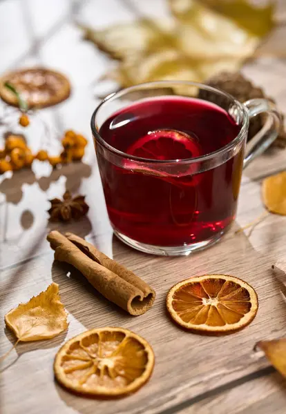 Ahşap tahtada doğal dekorlu bir bardak şarap.