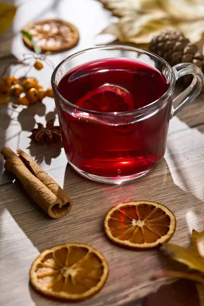 Ahşap tahtada doğal dekorlu bir bardak şarap.