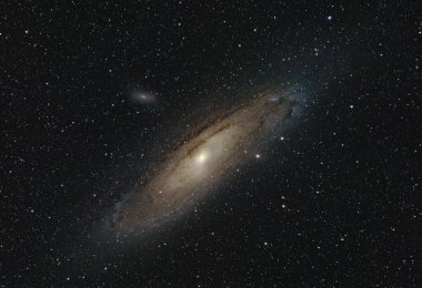 Andromeda Galaxy M31 ve uydu gökadası M32 Kuzey Yarımküre 'den görüldü.
