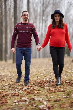 Düşen yapraklarla parkta el ele yürüyen, birbirine gülümseyen ve aralarındaki bağlantıyı vurgulayan bir çiftin mutlu olmasını bekliyorum.