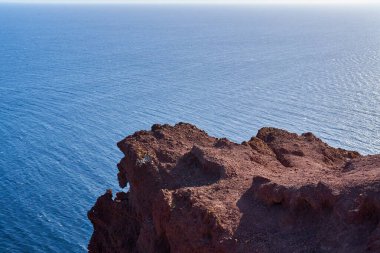 Uçsuz bucaksız okyanusa bakan engebeli volkanik uçurum. Tenerife, İspanya 'da erozyon tarafından şekillendirilmiş kayalık bir yüzeyi var.