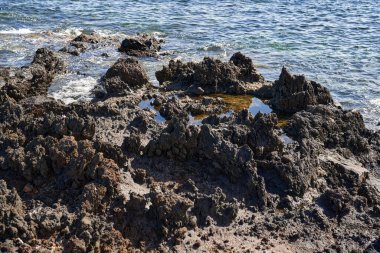 İspanya 'nın engebeli Tenerife kıyı şeridi boyunca gelgit havuzları olan volkanik kaya oluşumları
