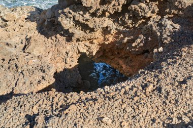 İspanya 'nın engebeli Tenerife kıyı şeridi boyunca gelgit havuzları olan volkanik kaya oluşumları