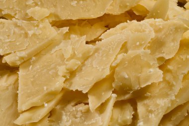 Kırık peynir parçacıklarının Makro yakın çekimi parçalanmış yüzeyi ve keskin dokuyu gösteriyor