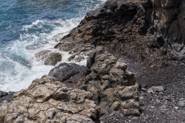 Tenerife 'deki Playa de Montana Amarilla' da kayalara çarpan volkanik kıyı şeridi