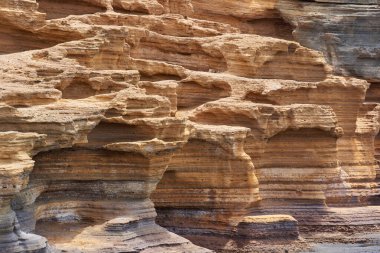 Tenerife 'deki Playa de Montana Amarilla' da okyanusun üzerindeki volkanik kayalıklar. 