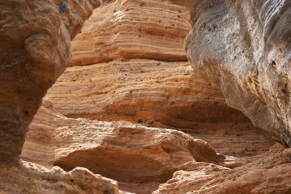 Tenerife 'deki Playa de Montana Amarilla' da katmanlı dokuları olan aşınmış volkanik kumtaşı kanyon duvarları 