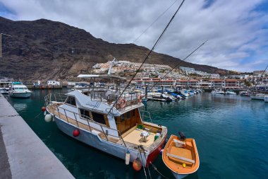 İspanya, Kanarya Adaları, Tenerife, Los Gigantes Limanı 6 Haziran 2025: Los Gigantes marinasında demirlemiş bir tur botu