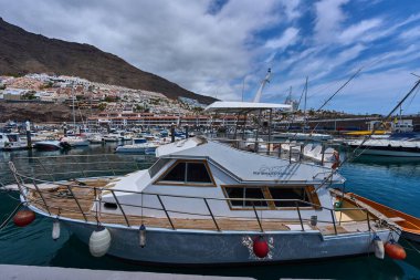 İspanya, Kanarya Adaları, Tenerife, Los Gigantes Limanı 6 Haziran 2025: Los Gigantes marinasında demirlemiş bir tur botu