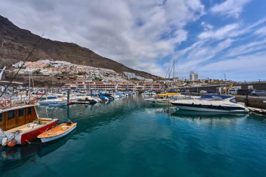 İspanya, Kanarya Adaları, Tenerife, Los Gigantes Limanı 6 Haziran 2025: Los Gigantes marinasında demirlemiş bir tur botu