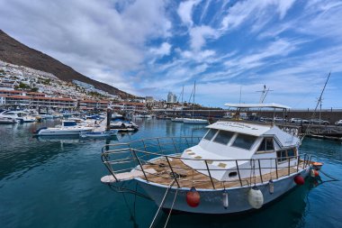 İspanya, Kanarya Adaları, Tenerife, Los Gigantes Limanı 6 Haziran 2025: Los Gigantes marinasında demirlemiş bir tur botu