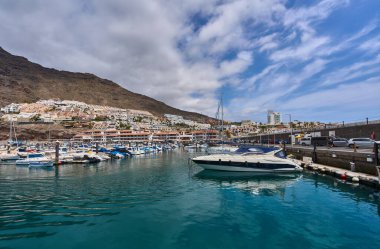 İspanya, Kanarya Adaları, Tenerife, Los Gigantes Limanı 6 Haziran 2025: Los Gigantes marinasında demirlemiş bir tur botu