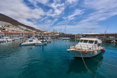 İspanya, Kanarya Adaları, Tenerife, Los Gigantes Limanı 6 Haziran 2025: Los Gigantes marinasında demirlemiş bir tur botu