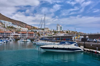 İspanya, Kanarya Adaları, Tenerife, Los Gigantes Limanı 6 Haziran 2025: Los Gigantes marinasında demirlemiş bir tur botu