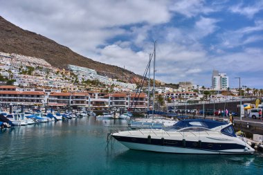 İspanya, Kanarya Adaları, Tenerife, Los Gigantes Limanı 6 Haziran 2025: Los Gigantes marinasında demirlemiş bir tur botu