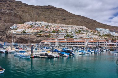 İspanya, Kanarya Adaları, Tenerife, Los Gigantes Limanı 6 Haziran 2025: Los Gigantes marinasında demirlemiş bir tur botu