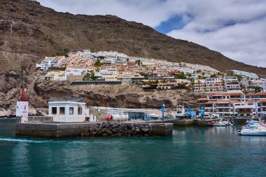 İspanya, Kanarya Adaları, Tenerife, Los Gigantes Limanı 6 Haziran 2025: Los Gigantes marinasında demirlemiş bir tur botu